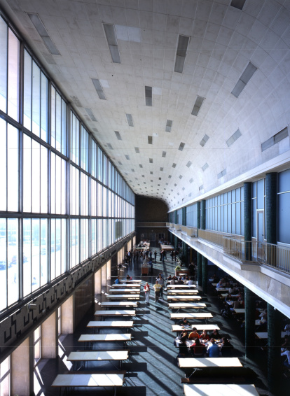 a Antiga Universitat Laboral, construida entre 1952 y 1956.