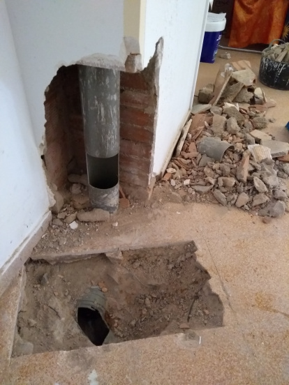 Algunas de las catas que se hicieron en paredes y suelo.