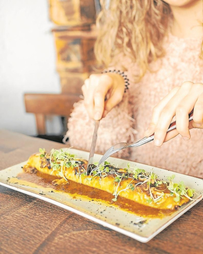 Los canelones del Lola BIstro, reversionados por el chef David Amorós, son de pato con ceps y foie.