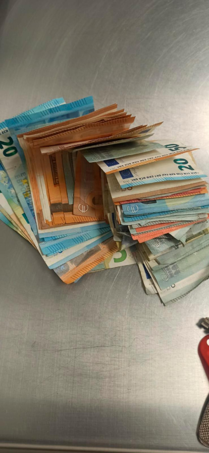 A los dos presuntos ladrones se les confiscó un importe de 1.300 euros.