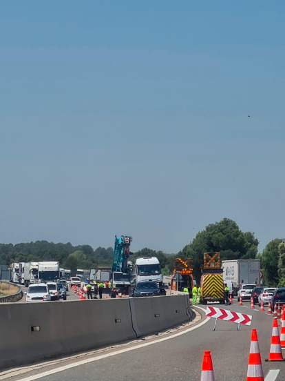 Un camión cisterna se ‘salta’ la mediana de la AP-7 y causa un accidente con cuatro heridos