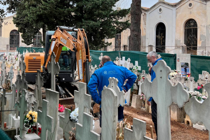 Inicio de las labores de exhumación de Cipriano Martos, en el cementerio de Reus, el 12 de diciembre.