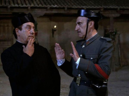 Cassen (izquierda) y José Sazatornil, en el diálogo sobre el libre albedrío de ‘Amanece que no es poco’ (1989). Merece la pena buscarlo en Internet.