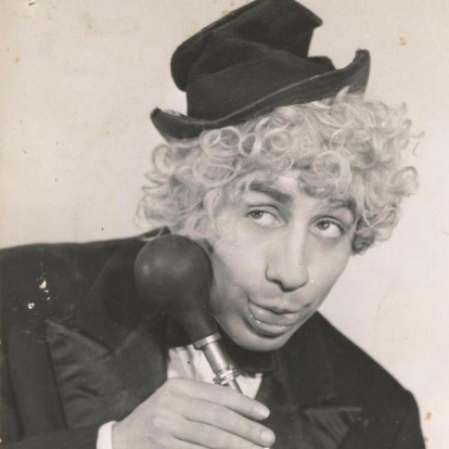 Cassen Cassen , caracterizado como Harpo Marx.