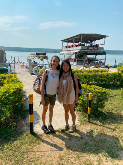 Rut Foguet (izquierda) junto a su amiga, justo antes de iniciar el safari por el canal en barca. También llevaron a cabo un safari por el Queen Elisabeth, el segundo parque nacional más grande de Uganda. El motivo del viaje fue un voluntariado en un orfanato.