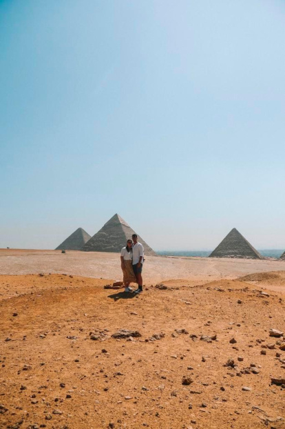 Guillem Perpinyà (derecha) con su pareja frente a las pirámides de Giza. En El Cairo estuvieron tres días, y aunque fueron pensando que es un país pobre y que sería barato, acabaron pagando por todo. Por ello, lamenta que les salió más caro de lo habitual.