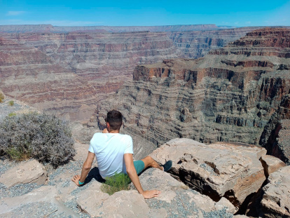Marc Mestre observando la inmensidad del Grand Canyon, uno de los puntos de la Costa Oeste de Estados Unidos que visitó en junio con su familia. Explica que su primera idea era ir a Asia, pero que en todos los países todavía había muchas restricciones para evitar los contagios.