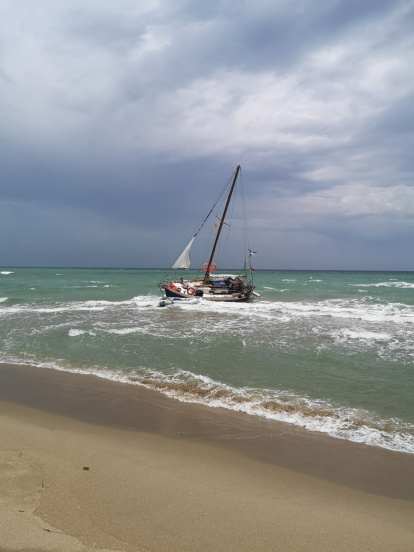Encalla en Coma-ruga un velero que venía de Ibiza