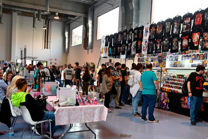 En la zona dedicada al merchandising hay piezas de coleccionista.