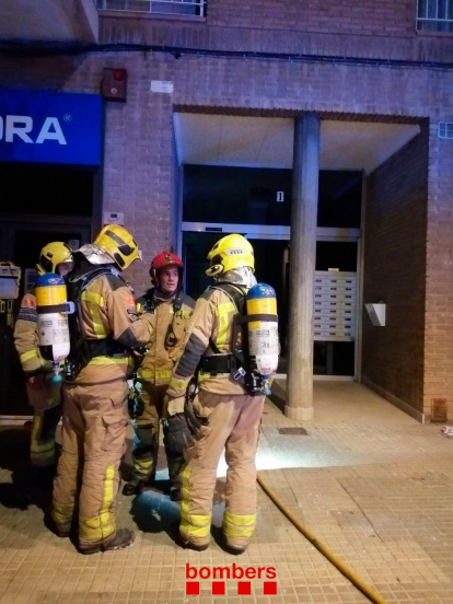 Imagen de los Bombers a las puertas del edificio donde se produjo el incendio.