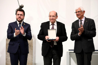 D’esquerra a dreta, el president de la Generalitat, Pere Aragonès; el Dr. Joan Lluís Borràs, i el conseller de Salut, Manel Balcells.