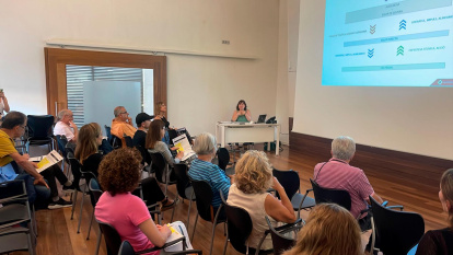 Los vecinos siguen atentamente las explicaciones.