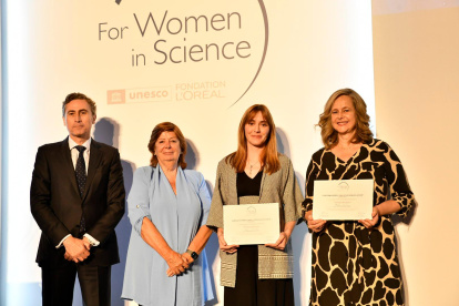 Momento en que la ganadora recoge el premio.