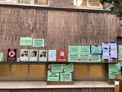 Carteles enganchados en los Serveis Territorials de Educació en Tarragona.