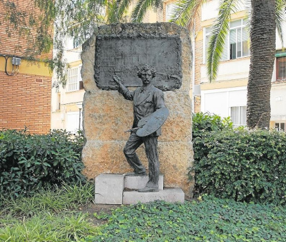 Monumento homenaje al pintor Marià Fortuny situado en el barrio de Reus que lleva su nombre.