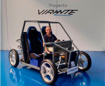 Javier Lavernia, CEO de Tecnovelero, con un prototipo.