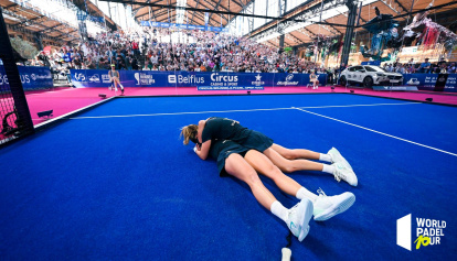 Ari Sánchez y Paula Josemaría, abrazadas en el suelo tras su victoria.