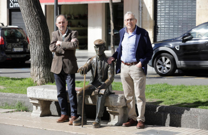 Rafael Calle y Jaume Benages, los autores del libro, junto a la estatua del Avi Virgili. Josep Pau Virgili i Sanromà les ayudó con los libros.