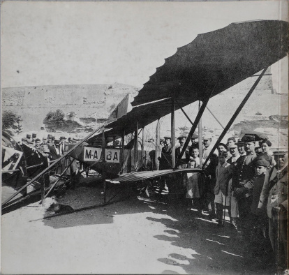 El avión que hizo un aterrizaje forzoso en el Camp de Mart el 29 de julio de 1920. Entre el público, aparte de ciudadanos, las fuerzas vivas: militares, guardia civil, guardias...