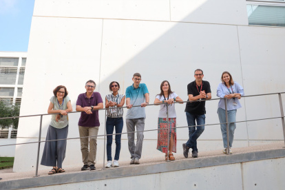 Los investigadores Carme Julià, Francesc Serratosa, Sarah Fadlallah, Santi Garcia-Vallvé, Susana Álvarez, Gerard Pujadas y Ariadna Llop, ayer en Sescelades.