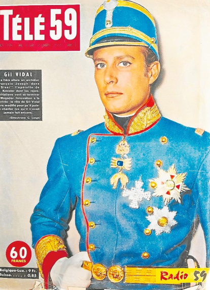 Las idílicas calas del núcleo de Miami Platja, en la década de los años 60, en una postal de J.M. Mañé (imagen de la izquierda) y a su lado el chalet ‘Cinerama’ (1971/72), situado en el número 53 del paseo marítimo de Miami Platja.