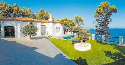 Las idílicas calas del núcleo de Miami Platja, en la década de los años 60, en una postal de J.M. Mañé (imagen de la izquierda) y a su lado el chalet ‘Cinerama’ (1971/72), situado en el número 53 del paseo marítimo de Miami Platja.