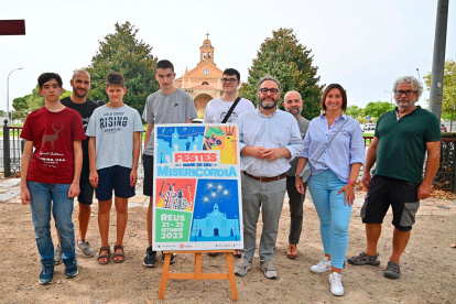 Recasens y miembros de Supera’t y la Colla Pessigolla con el cartel de Misericòrdia 2023, de Sugrañes.