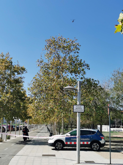 El helicóptero de Mossos sobrevolando la comisaría.