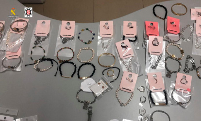 Más material confiscado.