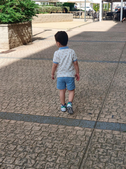 Jesús espera plaza en una escuela con recursos especializados porque ahora no los tiene.