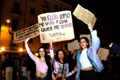 Tres participantes en la marcha de esta tarde-noche en Tarragona.