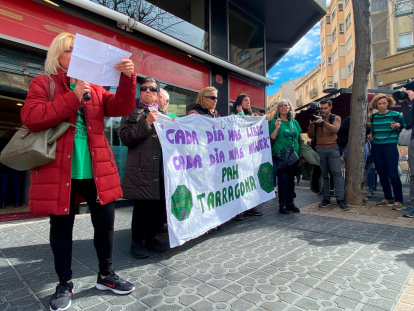 Lecutura de un manifiesto en la plaza Ponent.