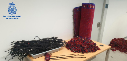 La droga iba oculta dentro de las alfombras.