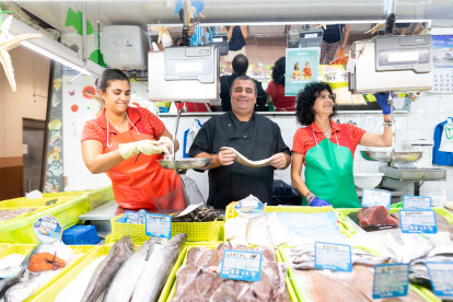 Peixateria i Mariscs Casas, con Patricia Sánchez, su marido y la hija.