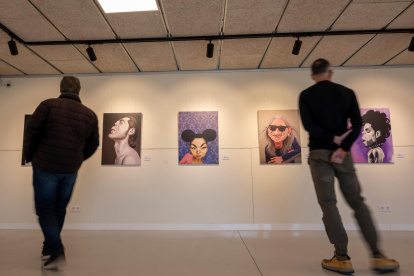 La muestra también reúne una selección de caricaturas, en digital y en acrílico, del artista de Ulldecona.
