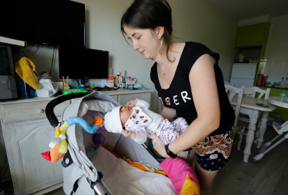 Elena Labivka, con su hija Adelina, nacida en Tarragona.