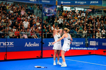 Paula y Ari, festejando el titulo.