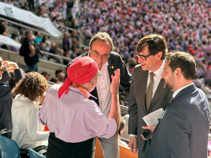 El director general de la Xarxa Santa Tecla, Joan Maria Adserà, charla con el president del Parlament, Josep Rull (Junts), el president de la Generalitat, Salvador Illa (PSC), y el alcalde de Tarragona, Rubén Viñuales (PSC).