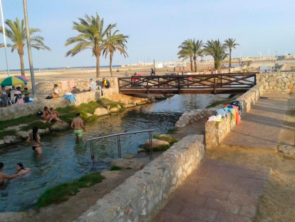 El ‘riuet’ por la playa de Coma-ruga.