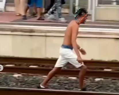 El detenido tiene en su mano izquierda una navaja.