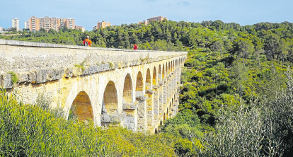 Personas cruzando el acueducto.