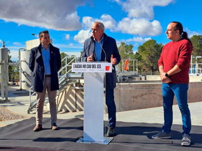 D’esquerra a dreta: Samuel Reyes, director de l’Agència Catalana de l’Aigua (ACA); Àngel Xifré, delegat del Govern a Tarragona, i Javier Romero, alcalde de Cabra del Camp.