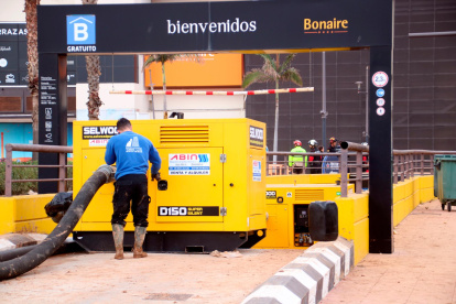 Una máquina retira agua del parking del Centro Comercial Bonaire, en Aldaia.