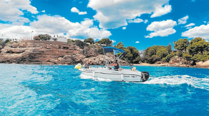 Una de las embarcaciones en alquiler de Top Fisher.