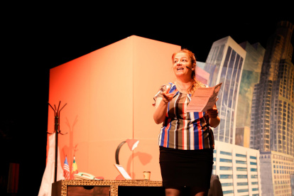 L’artista està sola dalt de l’escenari, amb l’acompanyament musical del pianista Jorge Varela.