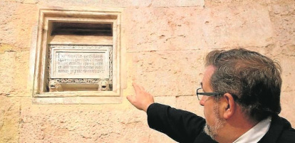 Andreu Muñoz, director del Museu Diocesà, assenyalant l’arqueta funerària on una inscripció assegura que contenia les despulles del tarragoní sant Cebrià.