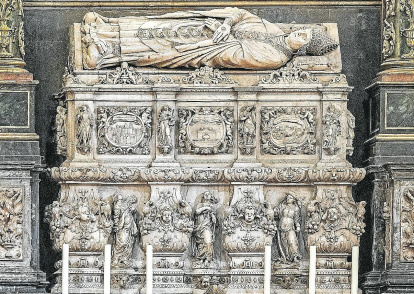 Sepulcre de sant Oleguer, arquebisbe de Tarragona, a la capella del Crist de Lepant a la catedral de Barcelona.