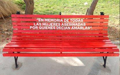 Muchas localidades han colocado bancos rojos en sus calles