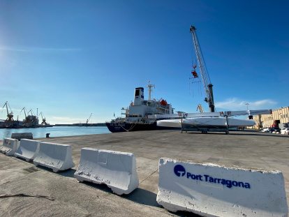 Tareas de desembarco, esta mañana en el Port de Tarragona.