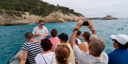 L’Hospitalet de l’Infant vist des del mar, amb capbussada refrescant inclosa, per als qui vulguin.
